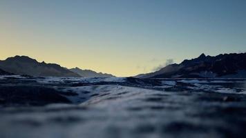 8k montanhas cobertas de gelo na paisagem antártica video