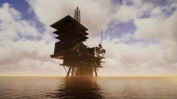 plataforma de elevação offshore no meio do mar na hora do pôr do sol video