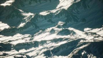 Flygfoto över Alperna i snö video