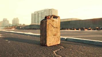 velho recipiente de combustível de metal no estacionamento da praia video