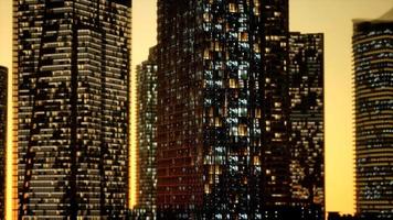 Wolkenkratzer im Geschäftsviertel in der Nacht video