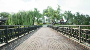 viejo puente de metal sobre un pequeño río en el parque video