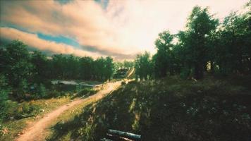 fuertes nubes de lluvia sobre el campo al atardecer video