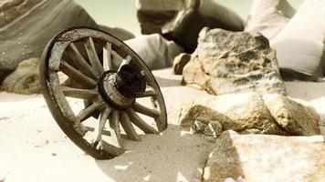 roue de chariot de vieille tradition sur le sable video