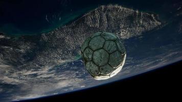 viejo balón de fútbol en el espacio en órbita terrestre video