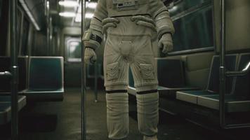 astronaute à l'intérieur de l'ancienne voiture de métro non modernisée aux états-unis video