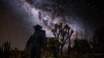 formação de astronauta e estrela da via láctea no vale da morte