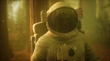 eenzame astronaut in donker bos video