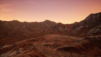 étonnantes formations de grès dans le célèbre coucher de soleil à monument valley video