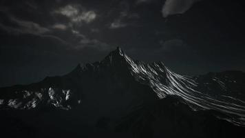 montanhas no céu nublado à noite video