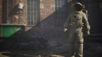 astronauta perso vicino a edifici industriali abbandonati della vecchia fabbrica video
