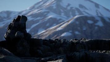 rocher et pierres dans les montagnes des alpes video