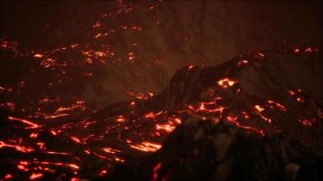 lava fusa rossa e arancione vibrante che scorre su un campo di lava grigio e su una terra rocciosa lucida video