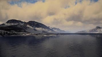 montañas cubiertas de hielo en el paisaje antártico video