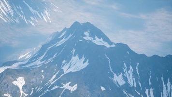 Luftbild Landschaft der Berge mit Schnee bedeckt video