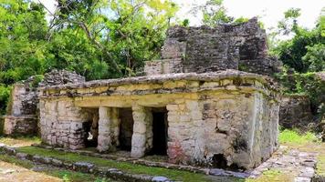 antigo local maia com templo ruínas pirâmides artefatos muyil méxico. video