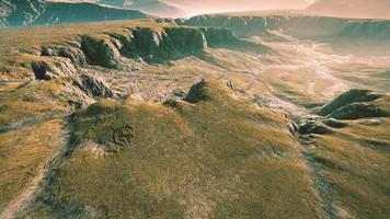 landschaft mit bergen und trockenem gelbem gras in neuseeland video