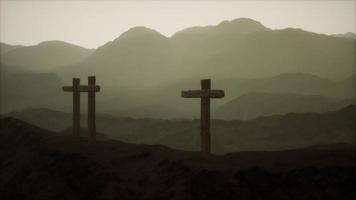 croix de crucifix en bois à la montagne