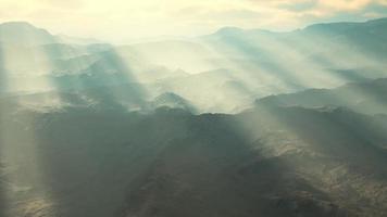 paisaje desértico volcánico aéreo con rayos de luz video