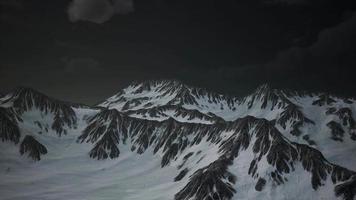 montagnes dans le ciel nuageux du soir video