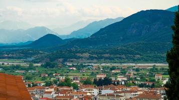 montañas y valle cerca de la ciudad de kalabaka, grecia foto