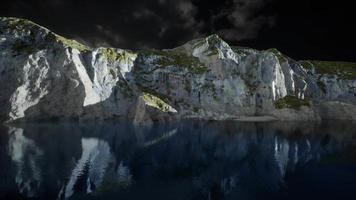 Fjord mit dunklen Gewitterwolken video