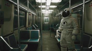 astronauta dentro del viejo vagón de metro no modernizado en EE.UU. video