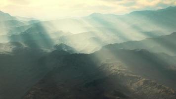 paisagem aérea do deserto vulcânico com raios de luz video