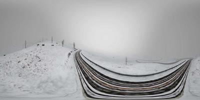 vr 360-Kamera, die sich über schneebedeckten Bergen bewegt video