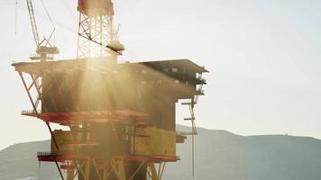 una plataforma petrolera en alta mar a la luz del atardecer video