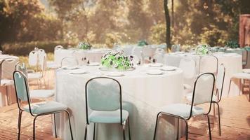 café de rue avec tables et chaises vides video