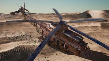 viejo helicóptero militar oxidado en el desierto al atardecer video