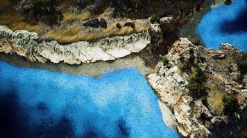 vista aérea desde un dron volador de una isla rocosa en el océano atlántico video