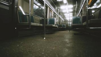 à l'intérieur de la voiture vide du métro de new york video