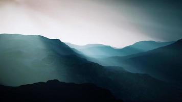 silhouette noire des montagnes rocheuses dans un brouillard profond video