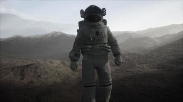 astronauta en otro planeta con polvo y niebla video