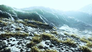 paisaje de montañas con hierba seca en temporada de verano video