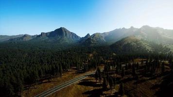 8k vista panoramica aerea del paesaggio di una strada panoramica nelle montagne canadesi video
