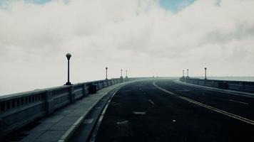 lange brug in mistige mist video