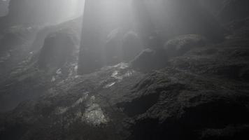 paisaje atmosférico oscuro con la cima de una alta montaña negra en la niebla video