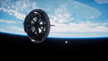 satélite espacial futurista que orbita la tierra video