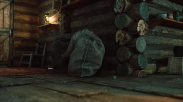 interior escuro da casa de madeira retrô video