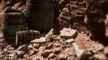 Viejos barriles de vino vintage de madera cerca de la pared de piedra en el cañón video