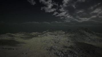 cielo de tormenta dramática sobre montañas ásperas video