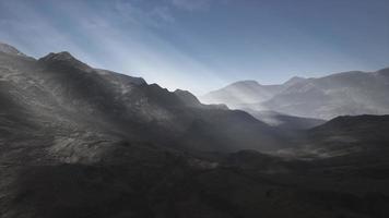 raios de sol sobre montanhas em um vale video