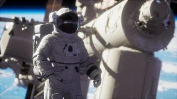 8k astronaut utanför den internationella rymdstationen på en rymdpromenad video