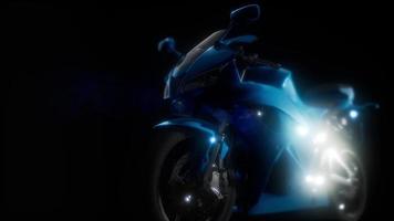 vélo de sport moto en studio sombre avec des lumières vives video