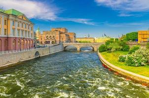 paisaje urbano del centro histórico de la ciudad de estocolmo con puente a través del canal de agua y ópera real sueca foto