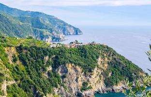 Corniglia pueblo típico italiano tradicional con edificios coloridos en el acantilado de roca y manarola foto