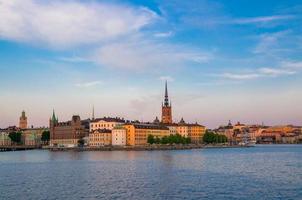 Isla riddarholmen con capiteles de la iglesia riddarholm, estocolmo, suecia foto